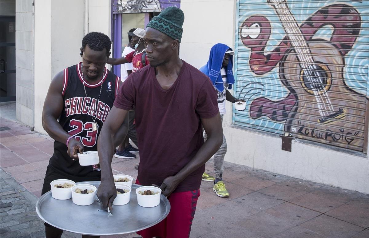 El cocinero del Casal de Joves, Modu Diop, reparte comida a los temporeros sin trabajo a las cuatro de la tarde. No damos abasto, hay muchos días que se quedan personas sin comer, lamenta.