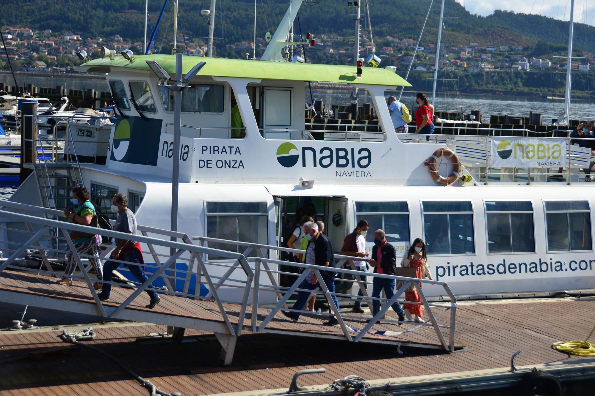 Pasajeros entrando al barco de la línea Moaña-Vigo.