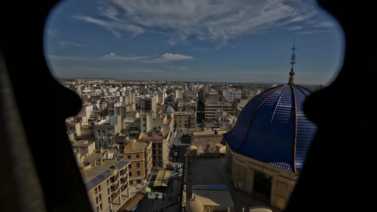 Una vista aérea de Elche desde la basílica de Santa María