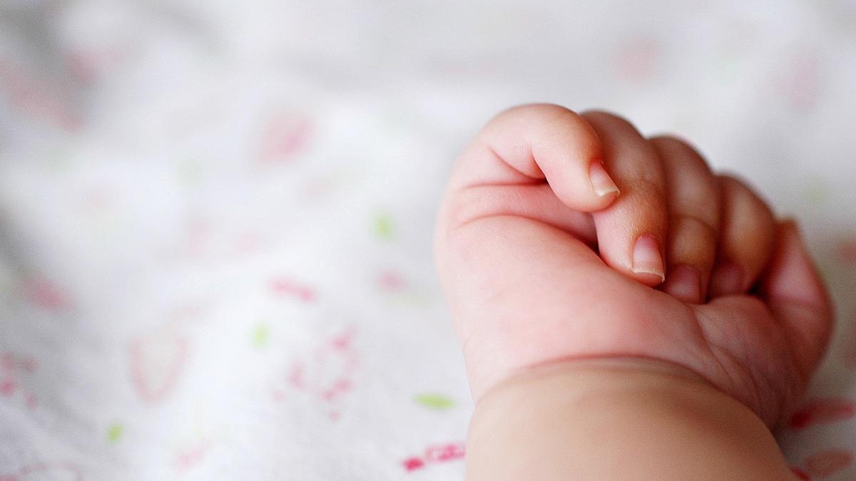 La mano de un bebé recién nacido.