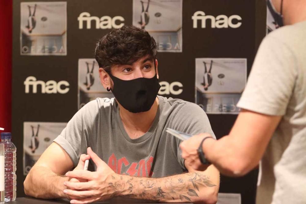 Cepeda firma su último disco 'Con los pies en el suelo' en FNAC