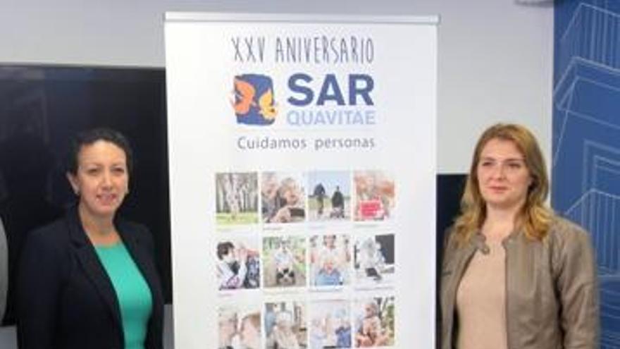 La directora del centro Sarquavitae Azalea, Liliana Torres, y la concejala de Salud, Ana Isabel González, en la presentación del evento.