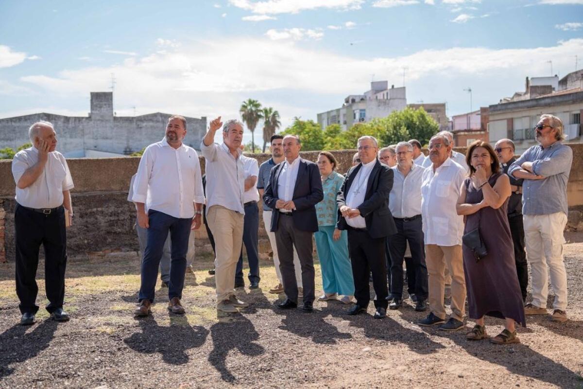Visita institucional, este lunes, tras la mejora de la cripta.