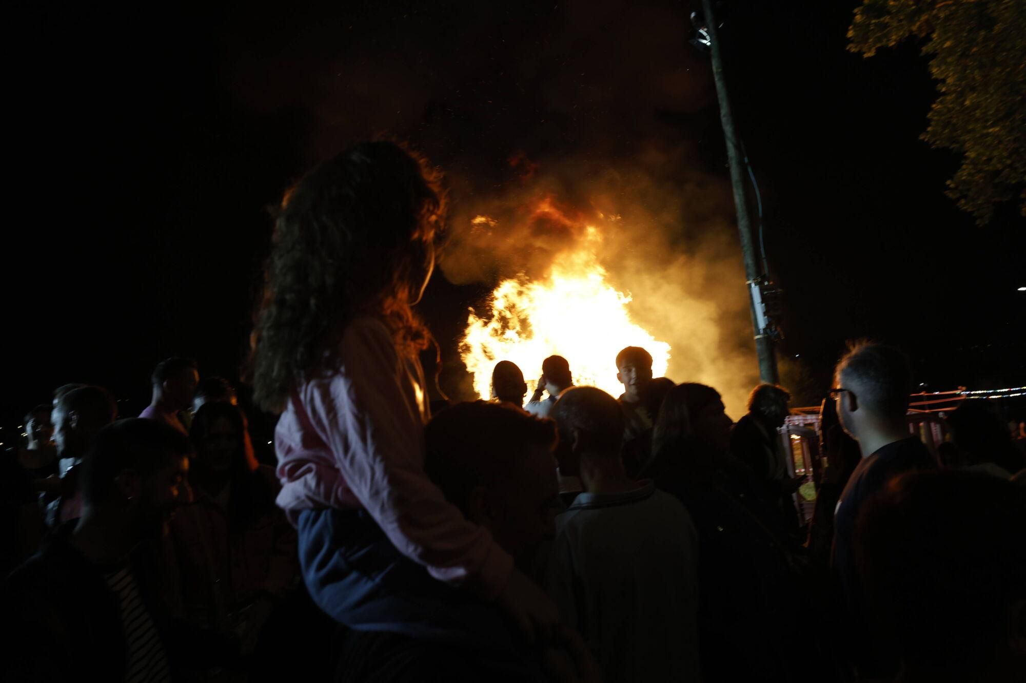 En imágenes: Así fue la foguera de Trasona