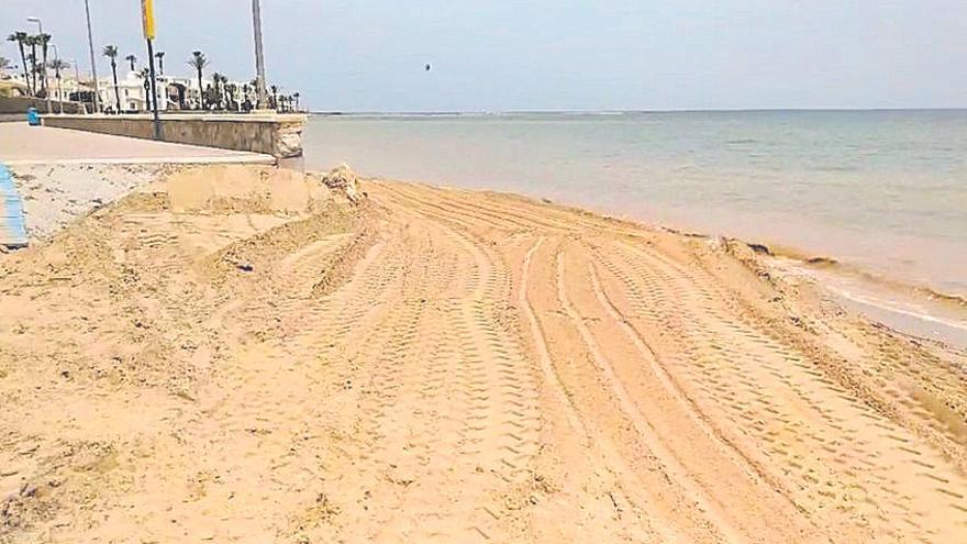 Trabajos para reponer la arena en las playas.