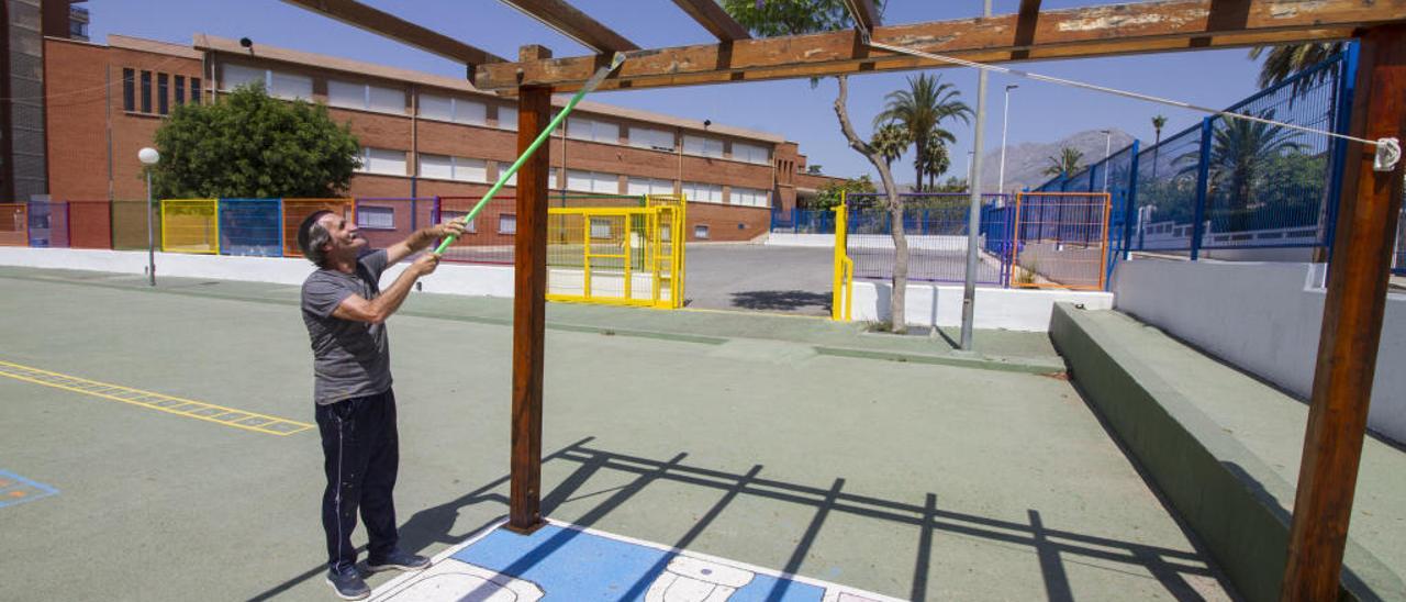 Un operario trabajando ayer en el patio del colegio Miguel Hernández de Benidorm.