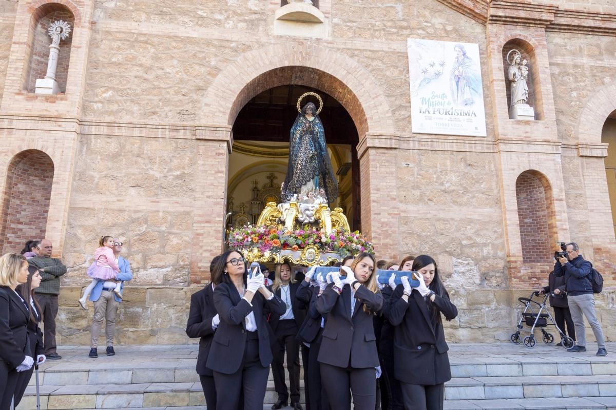 Imagen de la Inmaculada Concepción con el manto de luto el inicio de la procesión del Encuentro del Domingo de Resurrección de 2025