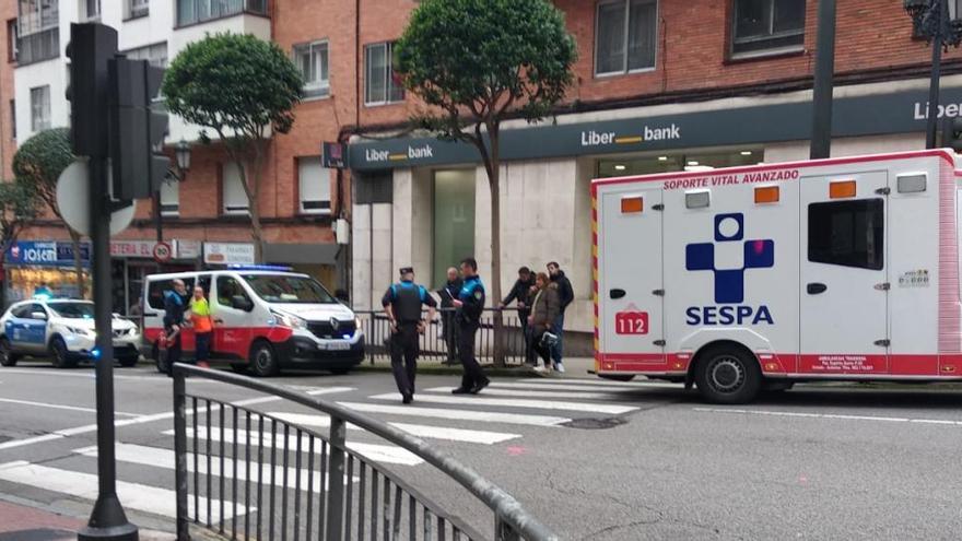 Herida una mujer atropellada en Oviedo por un motorista