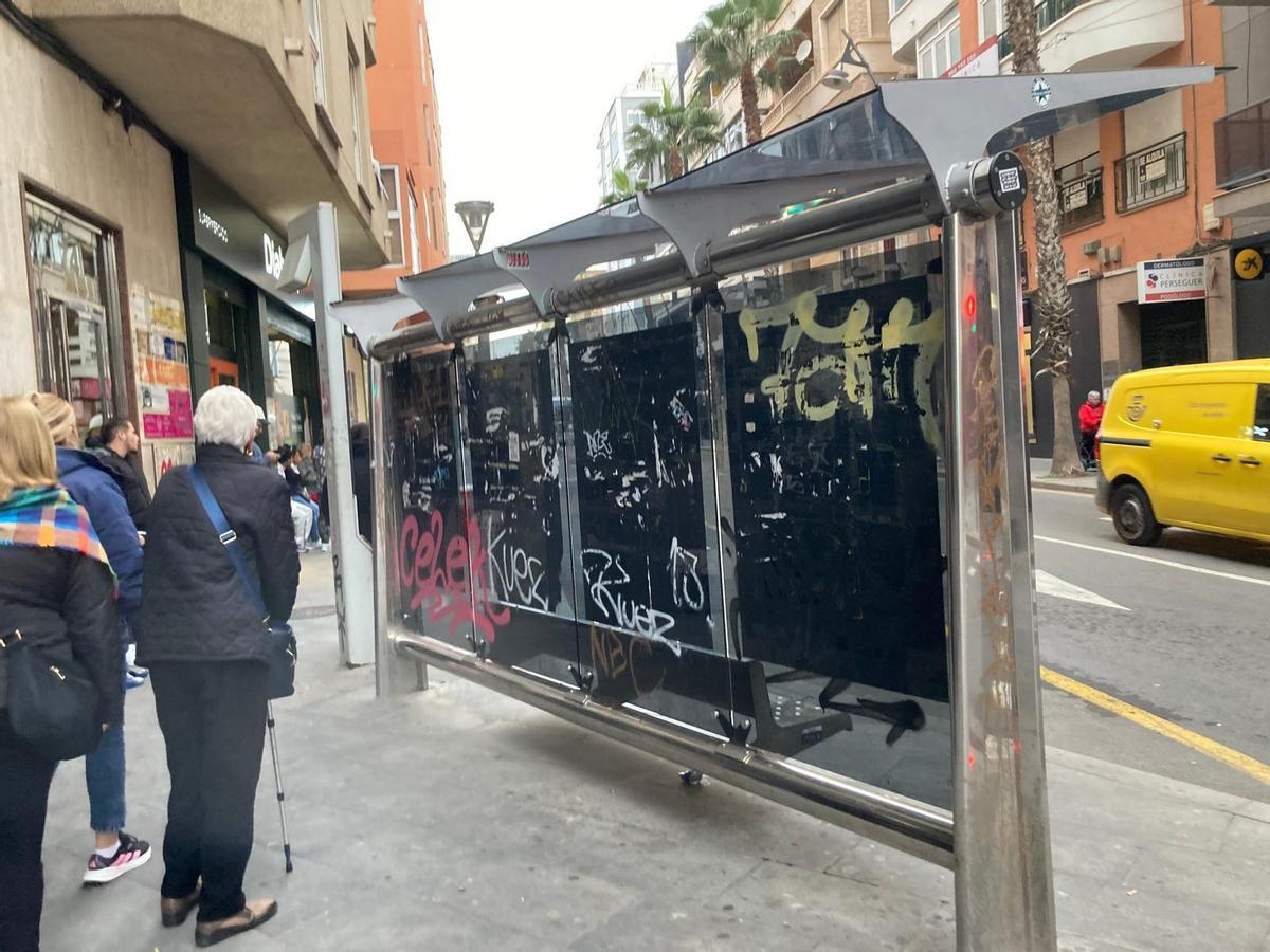Así está la marquesina de una de las principales paradas de bus urbano en el centro de Torrevieja