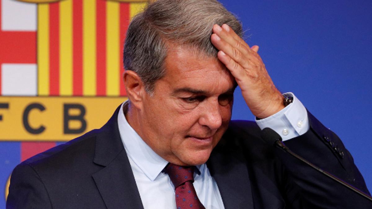 Joan Laporta se lleva la mano a la cabeza