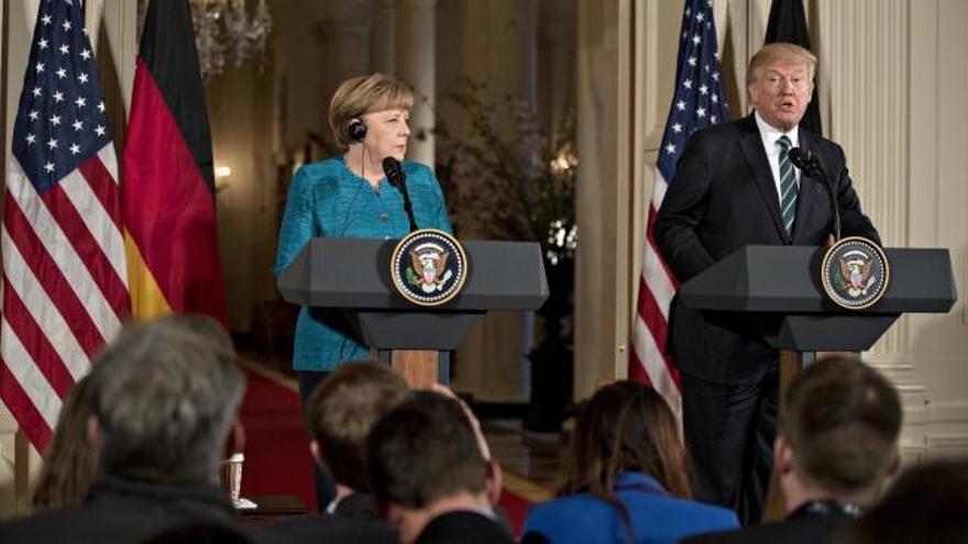 Merkel y Trump terminan su conferencia con un apretón de manos