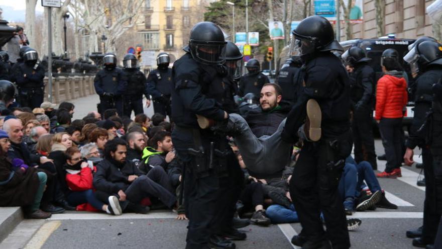 Un jove és desallotjat per agents dels Mossos davant del TSJC, el 23 de febrer de 2018