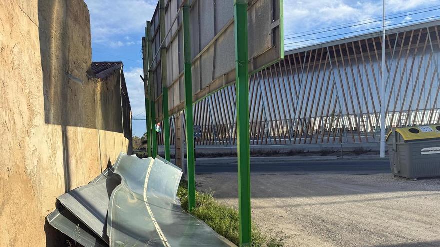Placas metálicas del pabellón inclusivo de Elche salen volando por las rachas de viento