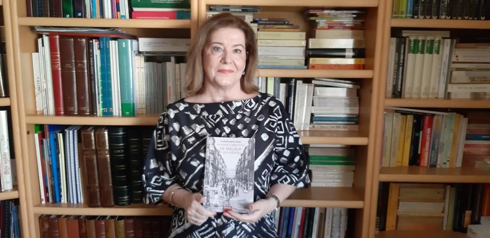 La historiadora Ana María Espinar, esta semana en su casa de Málaga con el nuevo libro.