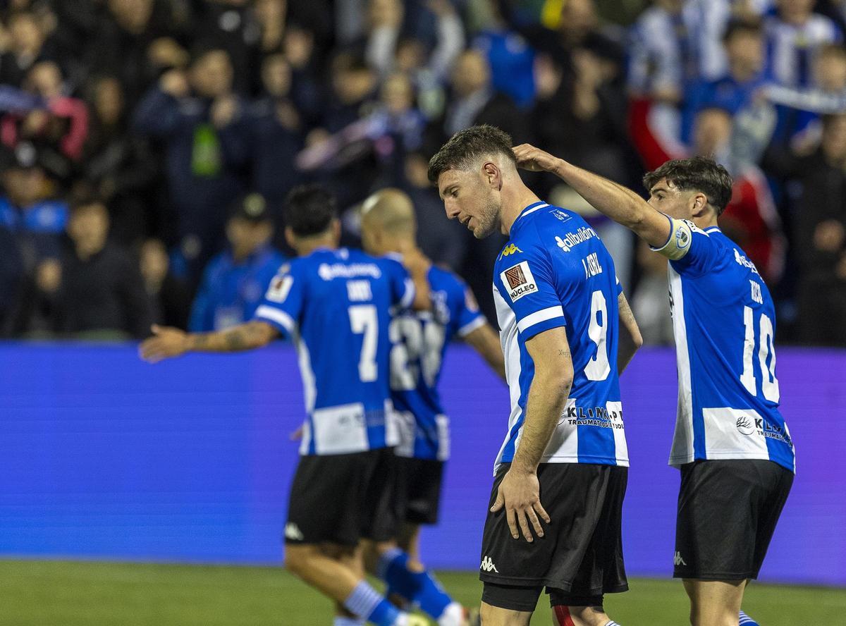 El capitán del Hércules, Nico Espinosa, felicita a Alberto Toril después de un gol del delantero mallorquín.