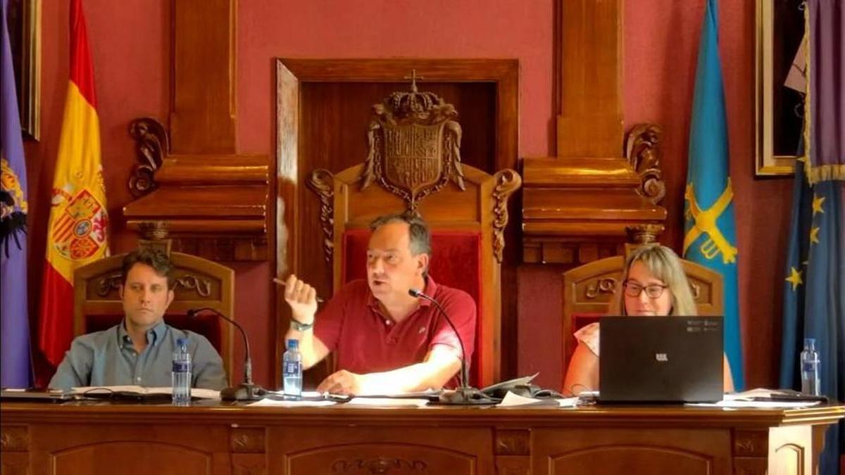 Por la izquierda, el secretario municipal José Ramón Álvarez, el acalde Alejandro Vega y la interventora, Paula Monestina