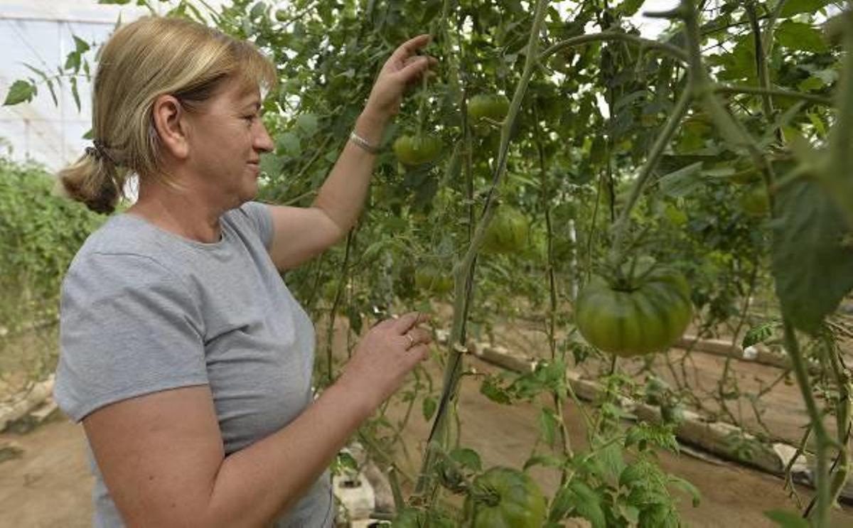 Mujeres que pisan  el campo con fuerza