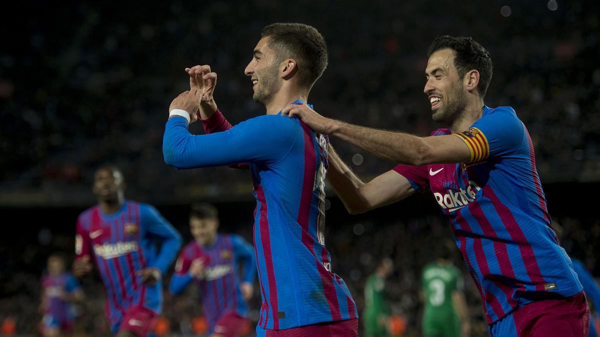 Ferran Torres felicitado por Busquets tras anotar de penalti durante el partido de liga entre el FC Barcelona y el Osasuna. Fotografía de Jordi Cotrina