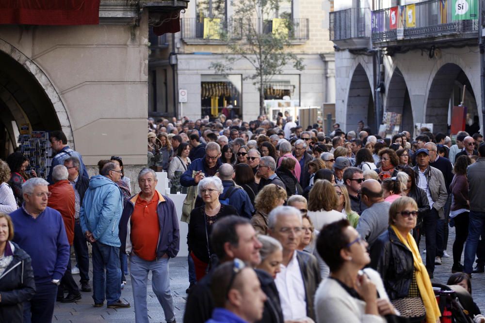 Milers de persones omplen Girona per Tots Sants