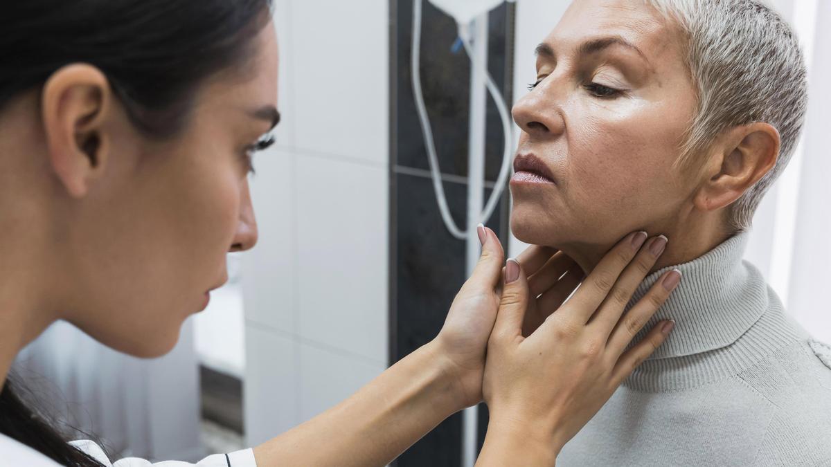 Una doctora atén una pacient