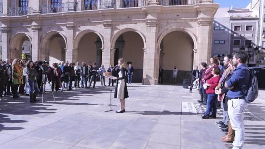 La alcaldesa de Castelló durante el acto celebrado en la plaza del Ayuntamiento.