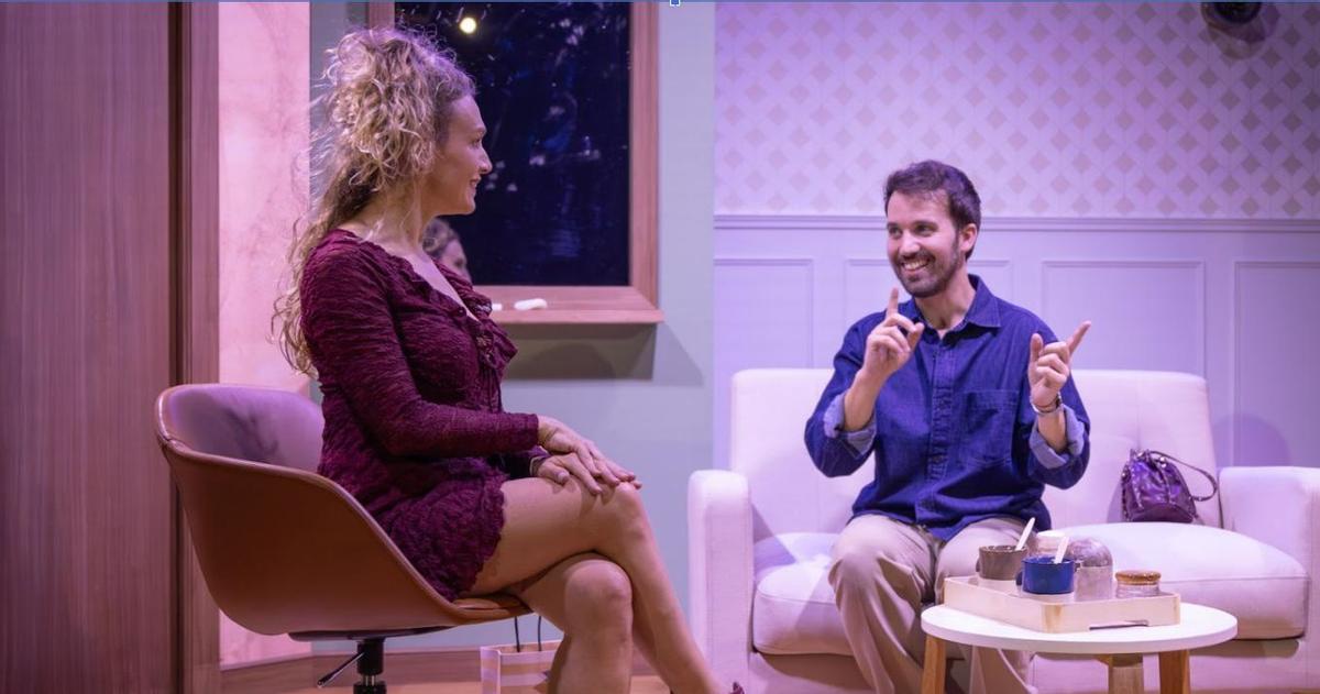 ¿Estás ahí? La comedia donde el tercero en discordia… ni siquiera se ve.