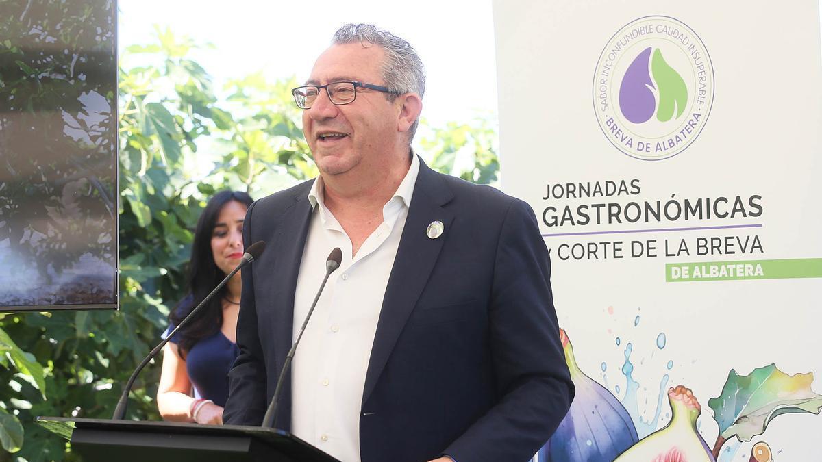 El presidente Toni Pérez participa en el corte simbólico de esta fruta con la que arranca la campaña de 2026