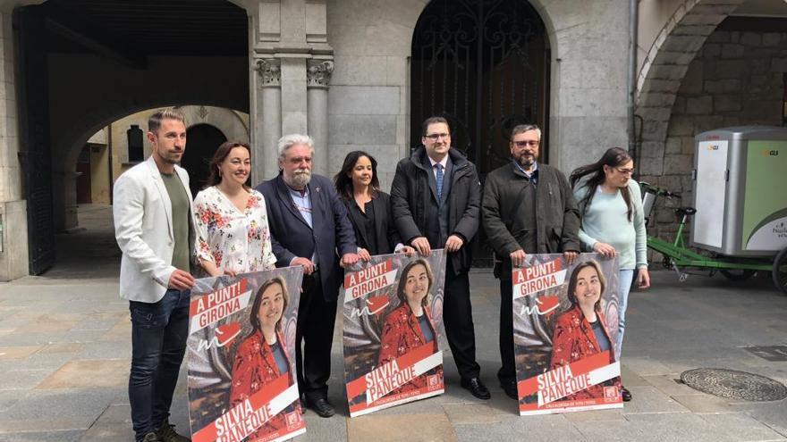 Membres de la candidatura socialista liderada per Sílvia Paneque en la presentació del cartell, ahir.