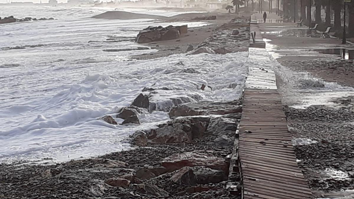 Aunque menos que en otras ocasiones, el minitemporal también ha provocado daños en el paseo marítimo de Almenara.