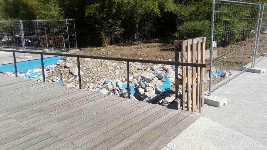 Los escombros que denuncia el PP en el estanque de Massó. // B.P.