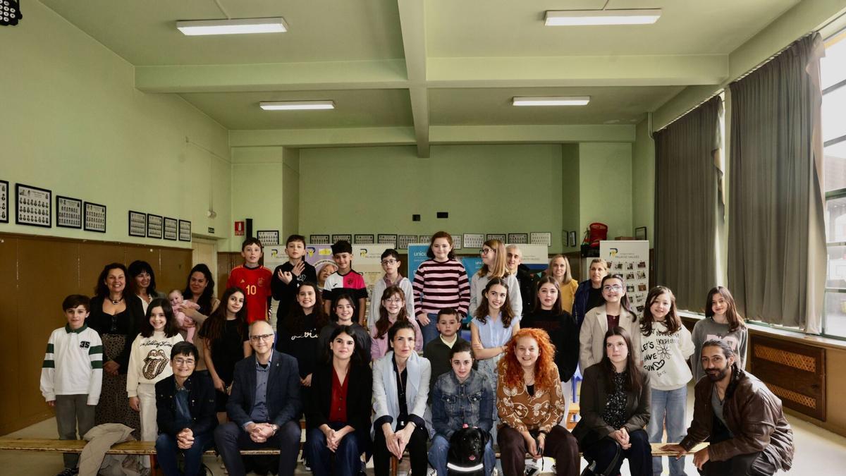 En imágenes: La visita de la surfista ciega Carmen López al colegio Palacio Valdés con motivo de la película "La cresta de la ola"