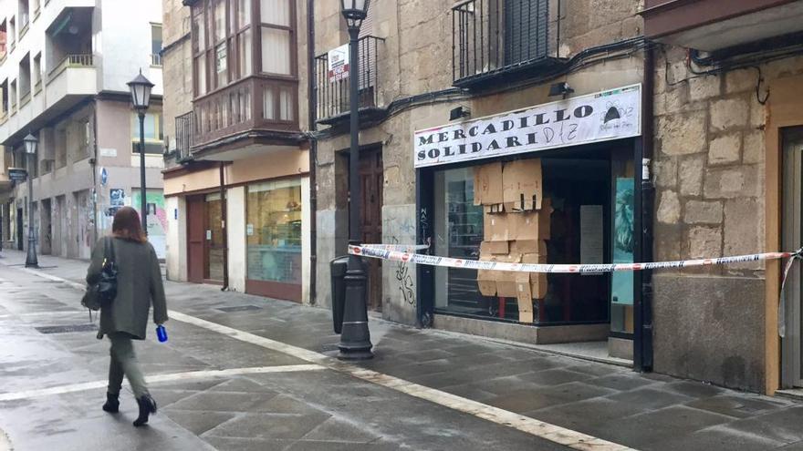 Fachada del mercadillo de Defensa Animal Zamora, con la luna reventada.