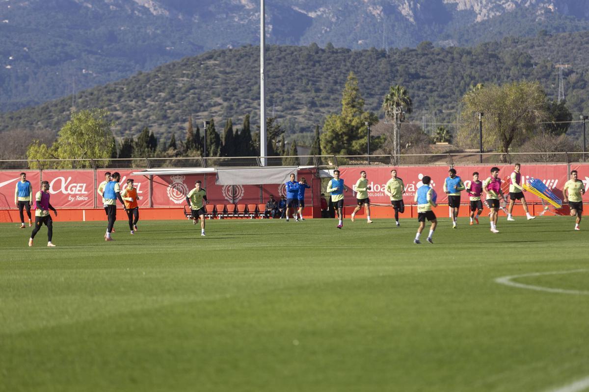 El Mallorca ha regresado este lunes a los entrenamientos tras las vacaciones de Navidad, sesión que se ha realizado en Son Bibiloni