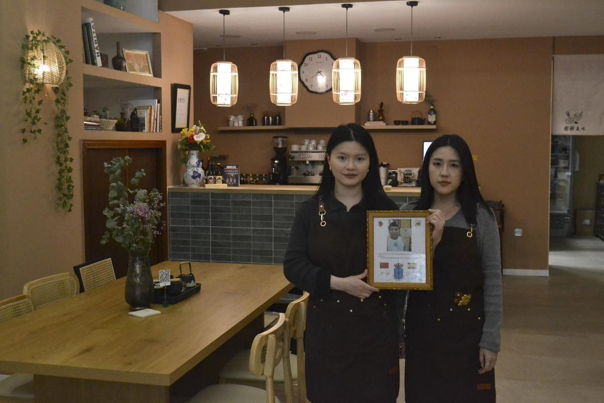 Las hermanas Paula (izquierda) e Inés Zhan posan en el Casa Chinastur tras su reapertura.