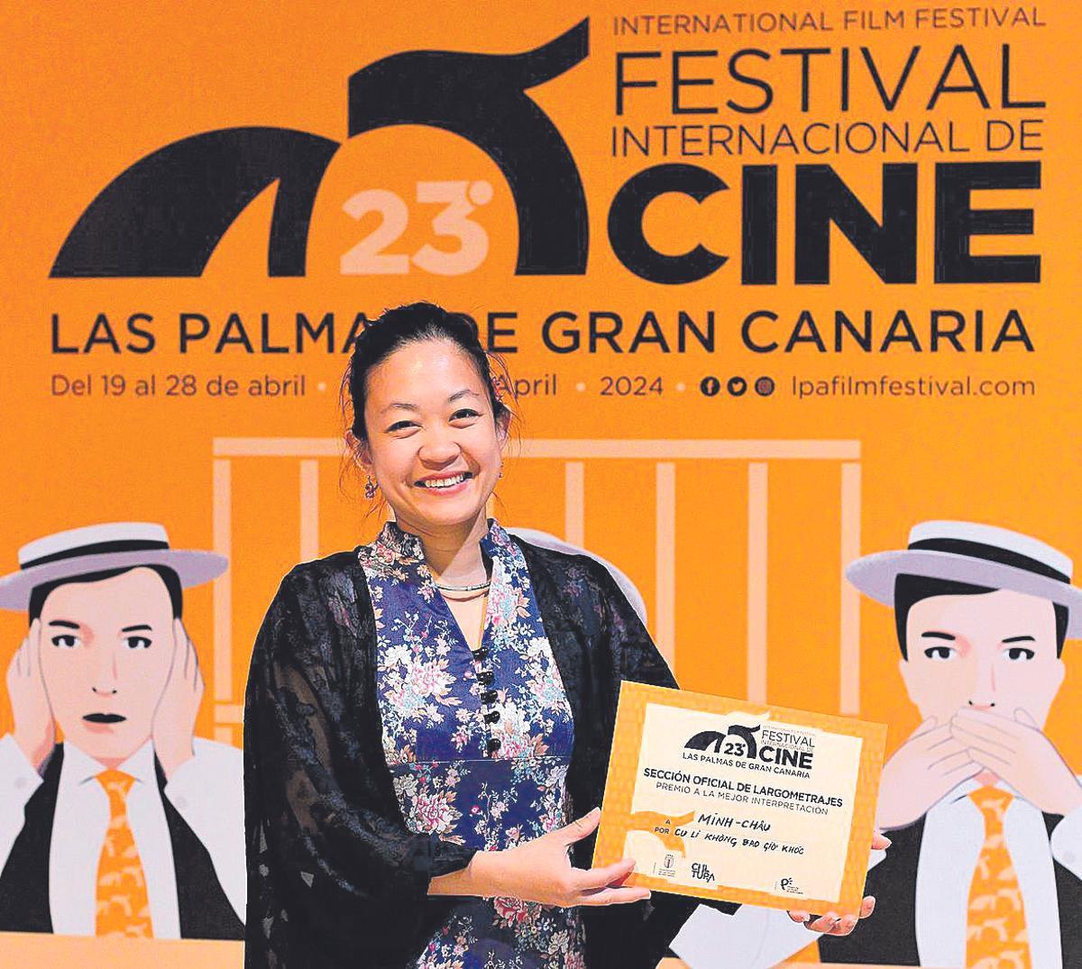 Nghiêm Quynh Trang, productora de ‘Cu Li Never Cries’, recoge el premio a Mejor Interpretación.