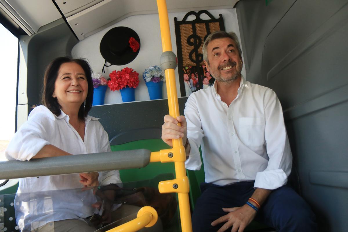 Tamayo y Torrico, en un autobús de Aucosa decorado para la Feria.