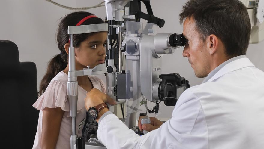 Medio centenar de niños saharauis reciben una revisión ocular gratuita en Vithas Eurocanarias