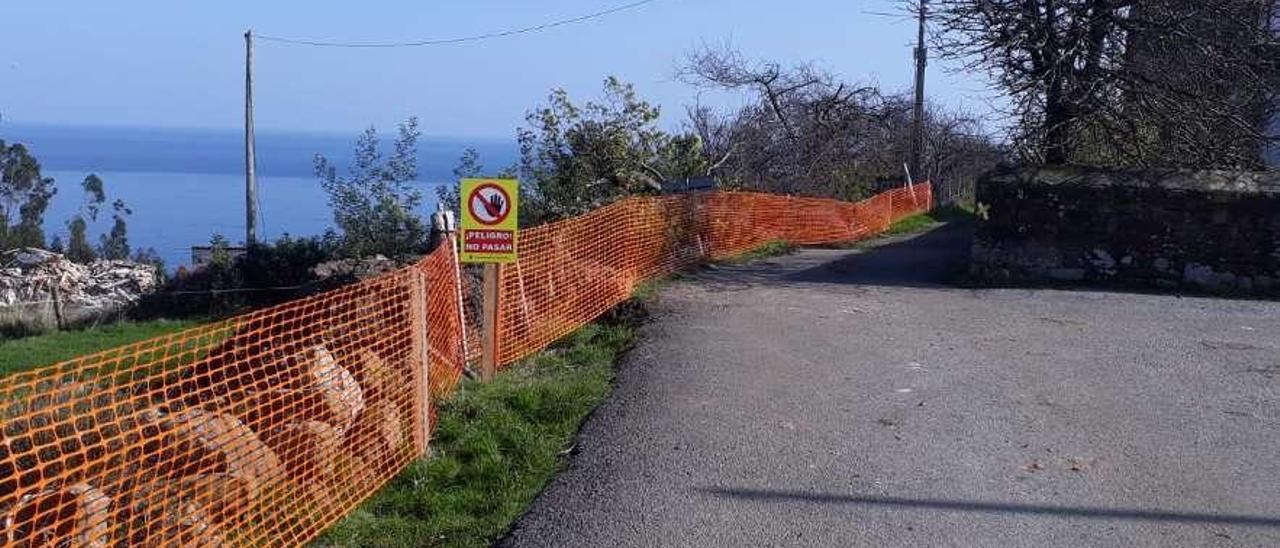 Mallas protectoras instaladas ayer en el entorno del faro de Villar, en Tazones.