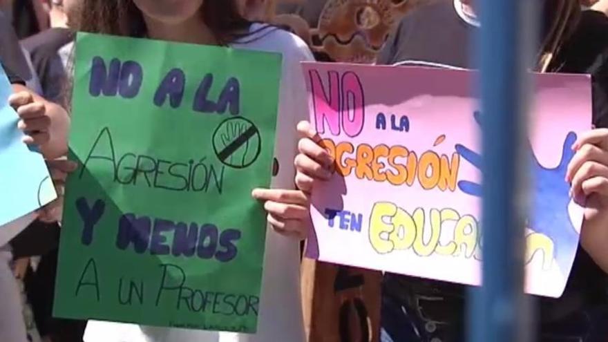 Agrede a una profesora con una barra de acero