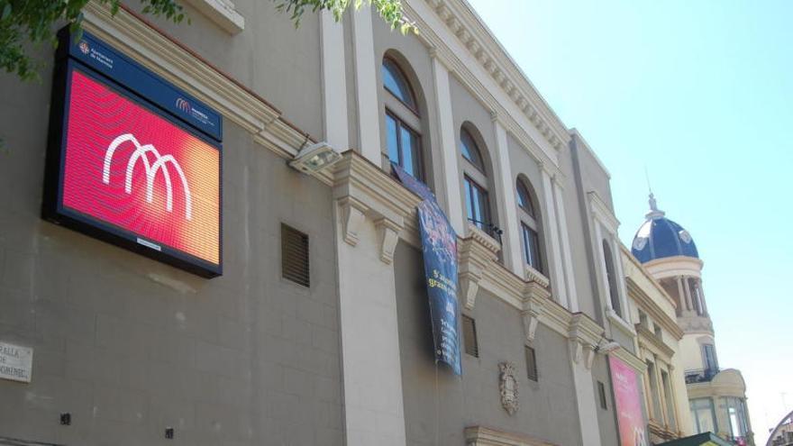 La pantalla és visible des del passeig de Pere III