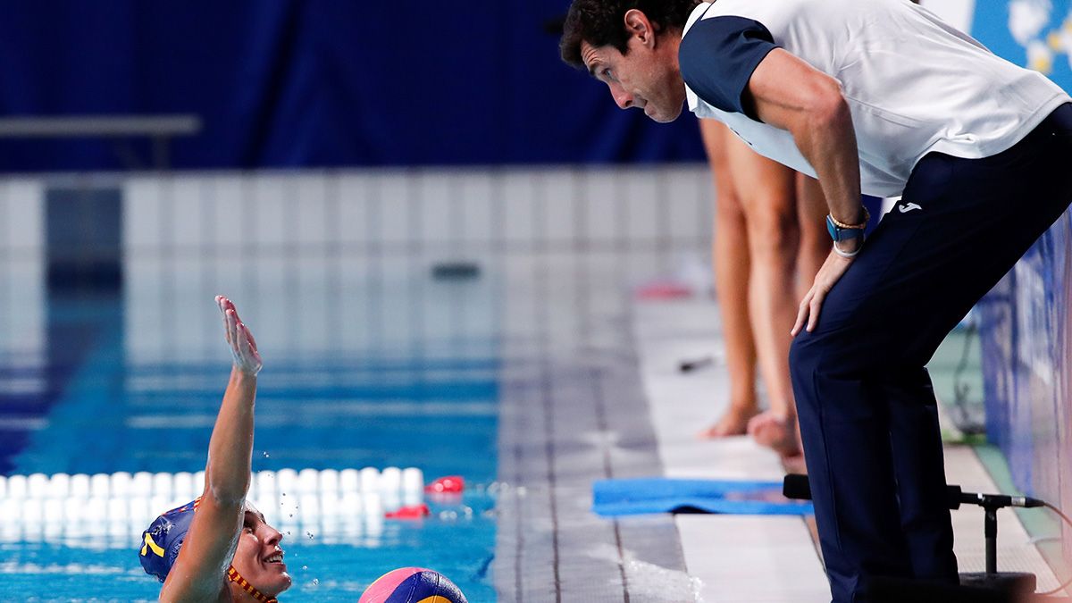 Miki Oca dando instrucciones a las jugadoras de la selección española de waterpolo femenino en Tokio 2020