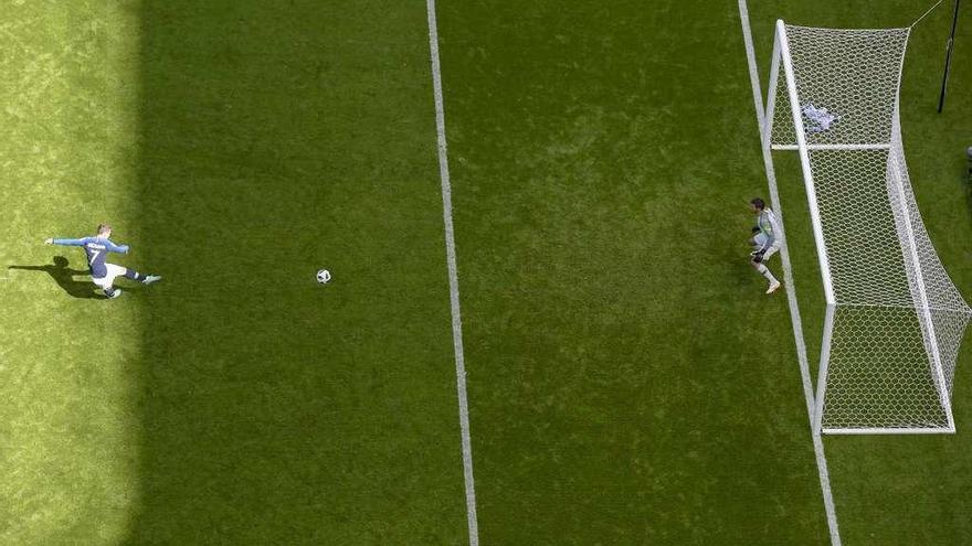 Momento en el que Griezmann lanza el penalti que supuso el primer gol de Francia. // Efe