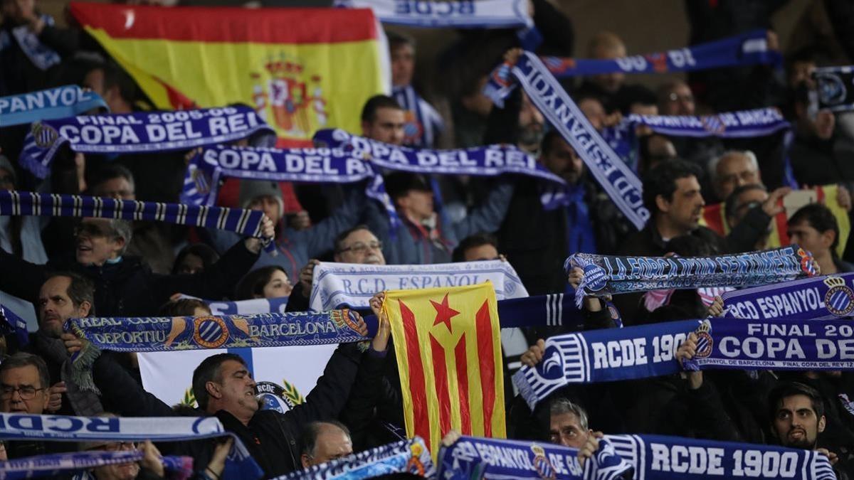 Ambiente en la grada de Cornellà El-Prat