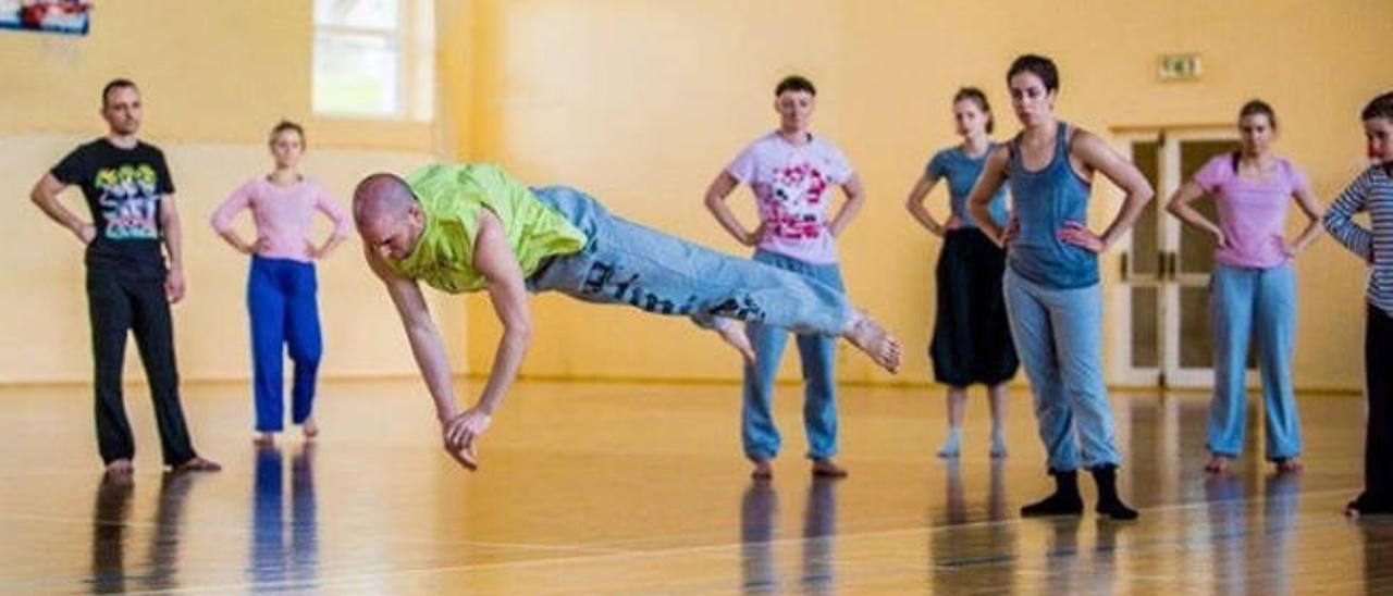 Nuhacet Guerra, bailarín profesional, durante una de sus sesiones en el festival Nabosaka en Polonia.