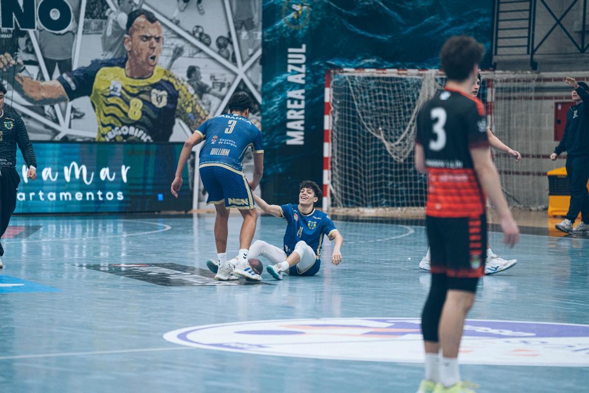 El Buenas Migas Luceros celebra su clasificación para el sector nacional tras ganar al Lalín en la última jornada de liga.