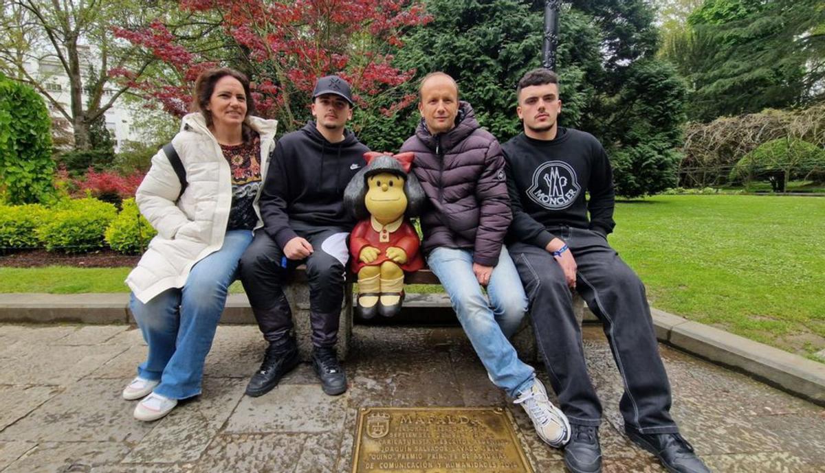 "La comida compensa el mal tiempo", dicen los turistas que toman la ciudad