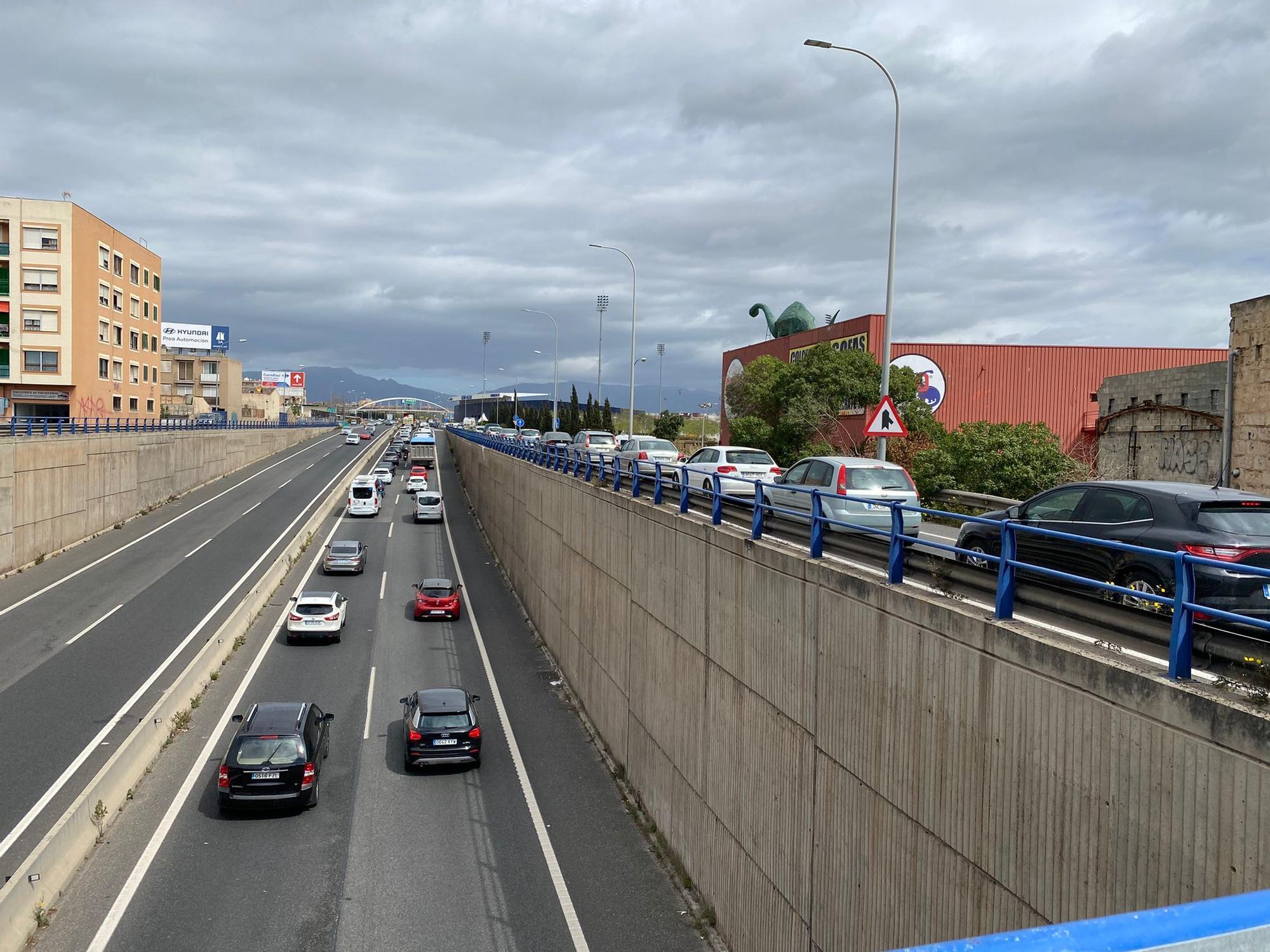 Gran atasco en la Vía de Cintura de Palma a consecuancia de un camión averiado