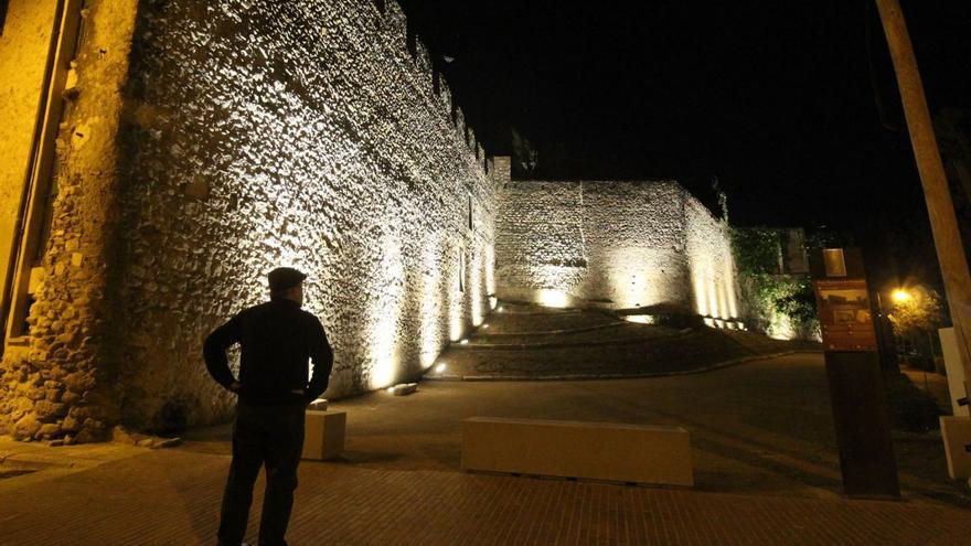 El tram de muralla i el baluard il·luminats de nit. | VÍCTOR SUBIRÓS