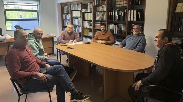 Ganaderos de leche durante la reunión celebrada ayer en la sede de COAG Zamora.  | ALBA PRIETO