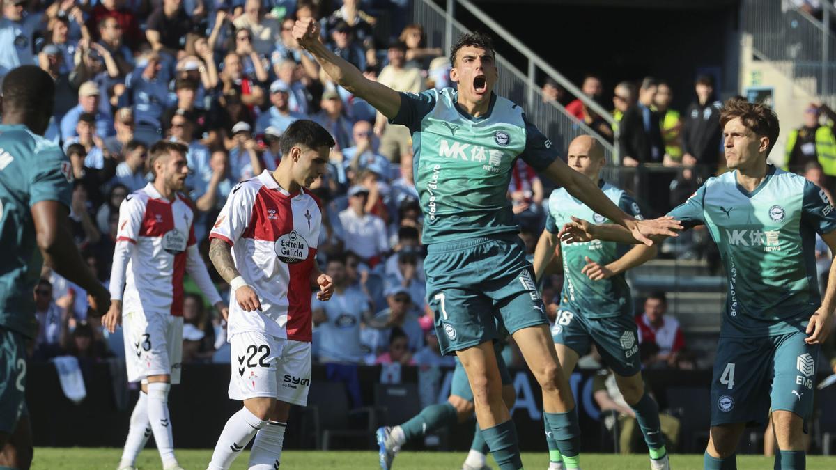 El delantero del Alavés Antonio Ángel Pérez, celebra su gol contra el Celta.